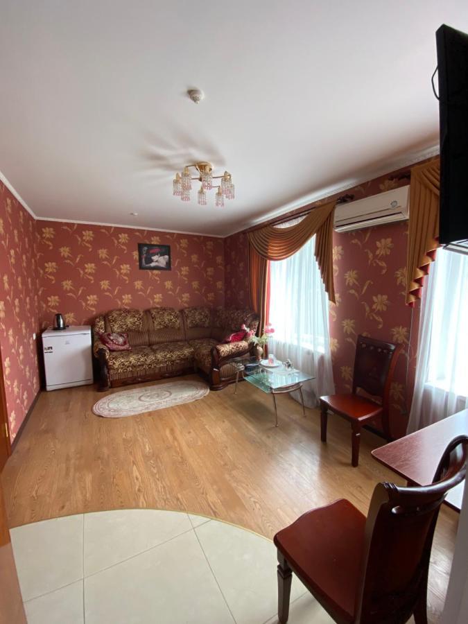 Hotel Золотий Лев à Zvenyhorodka Extérieur photo