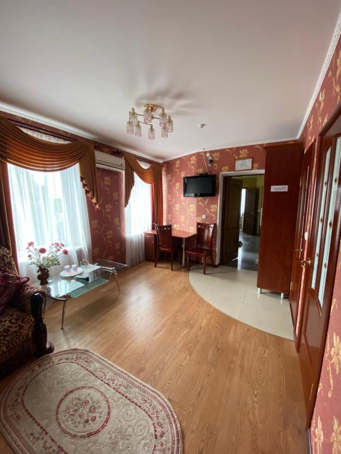 Hotel Золотий Лев à Zvenyhorodka Extérieur photo